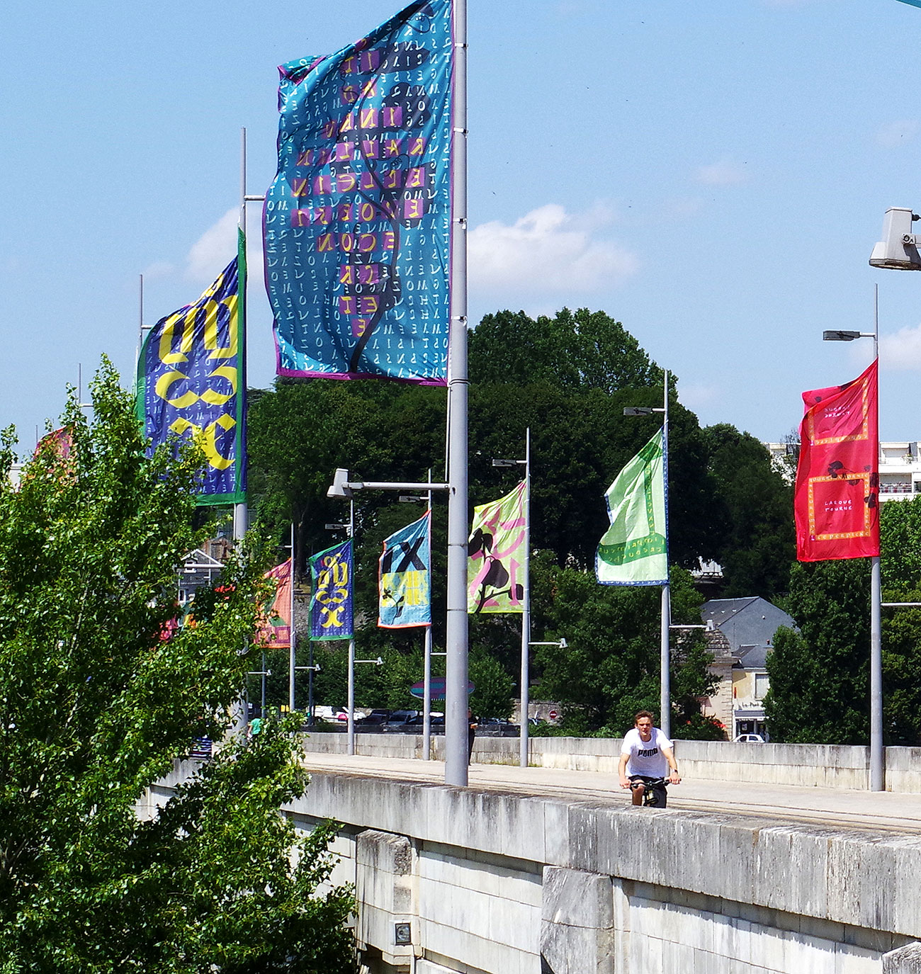 Pavoisement du pont Wilson Tours